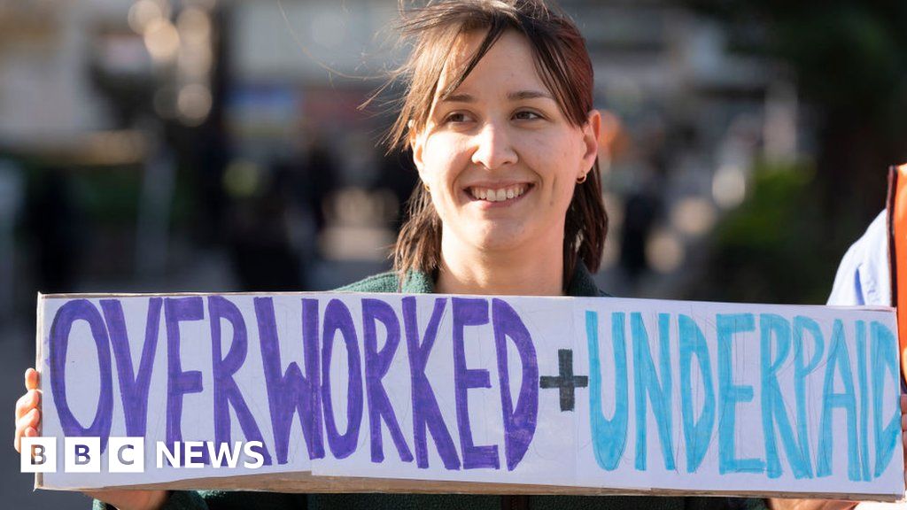 Junior doctors: NHS chief warns of tough new year as fresh strike looms