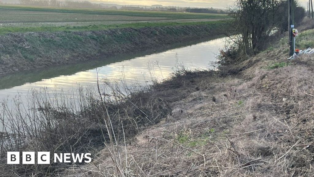 Lincolnshire: Two die after car enters canal at Tetney Lock