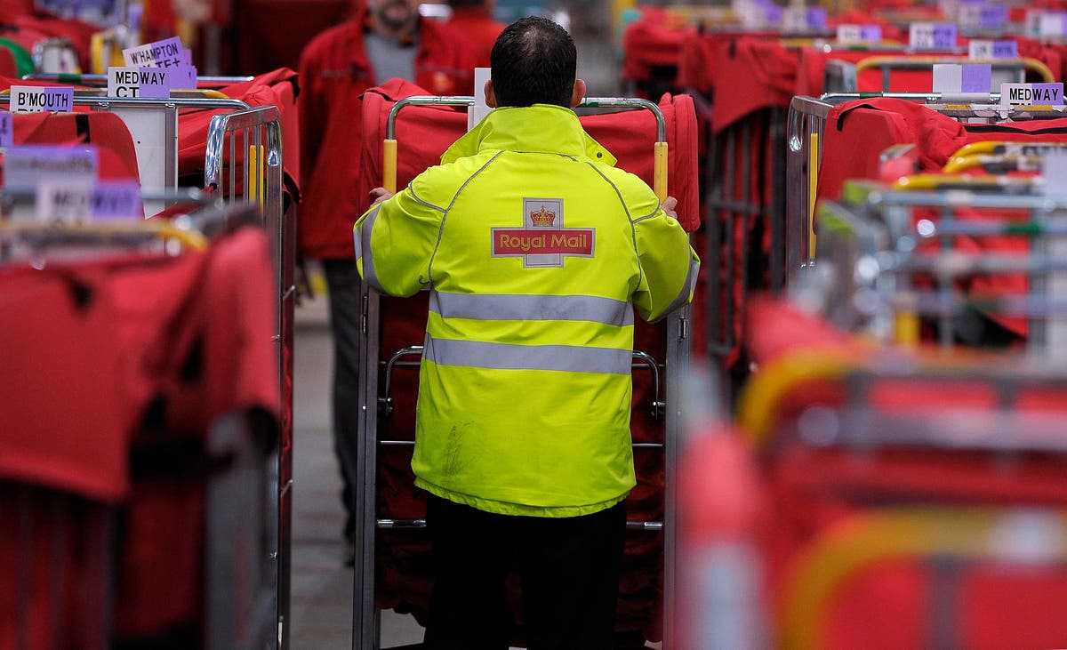 Royal Mail could axe Saturday postal deliveries after £319m loss