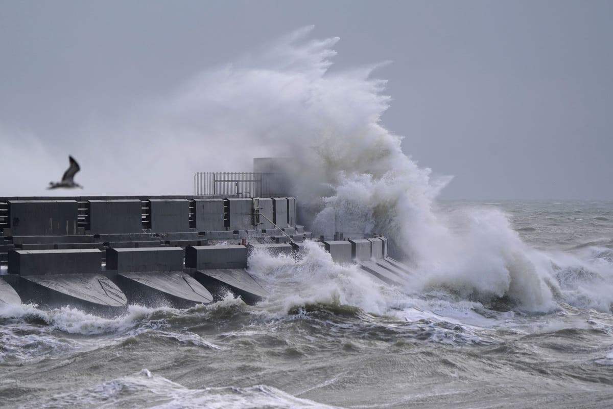 Storm Isha map: Where and what time will ‘unusual’ danger-to-life wind warnings hit the UK?