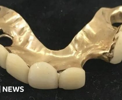 Churchill's false teeth 'snapped up' for £18,000