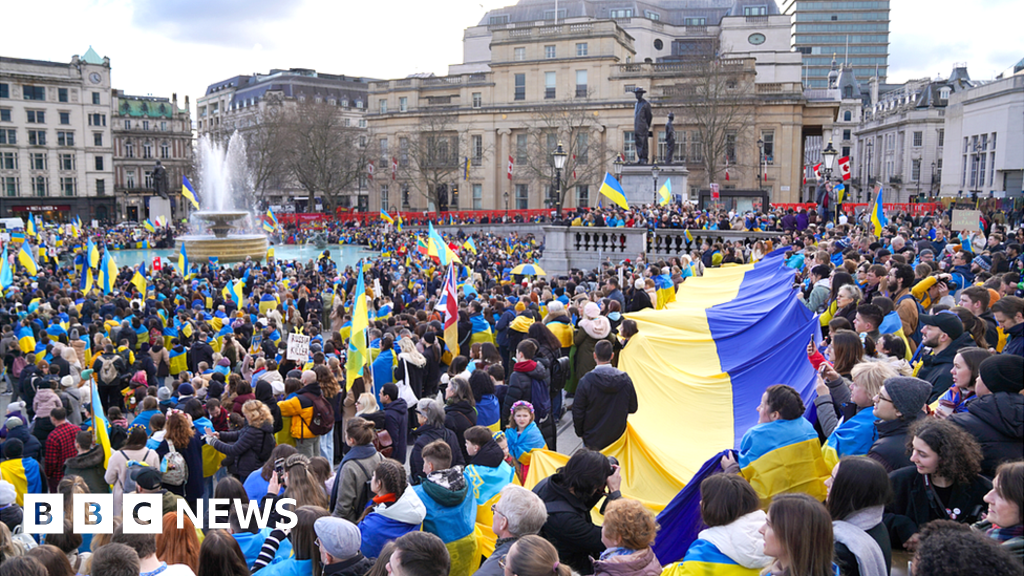 Hundreds attend Ukraine peace rally in London