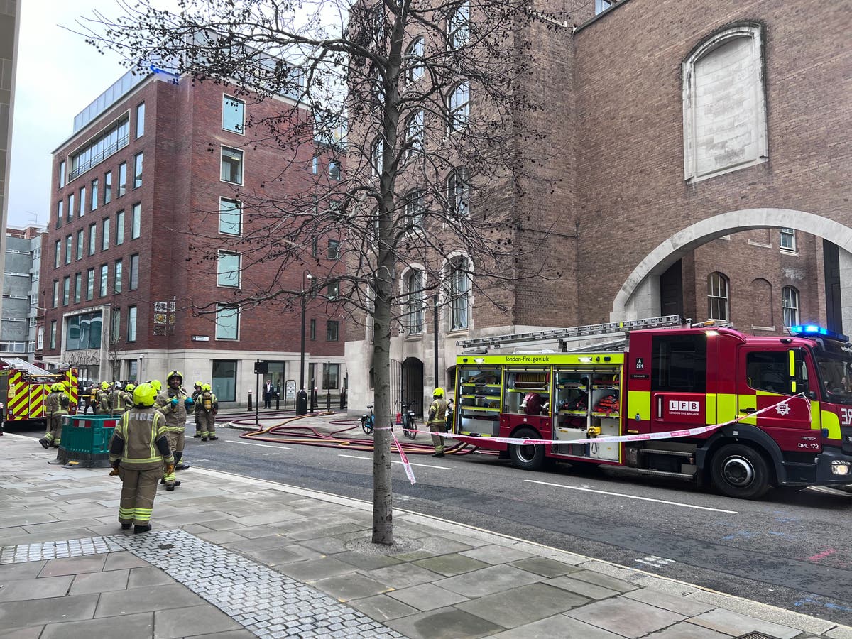 Old Bailey ‘explosions’: Bailey evacuated after ‘explosions’ nearby as smoke pours from building next to criminal court