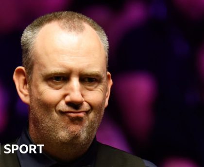 Tour Championship: Mark Williams delivers vintage display to beat Ronnie O'Sullivan 10-5 in final