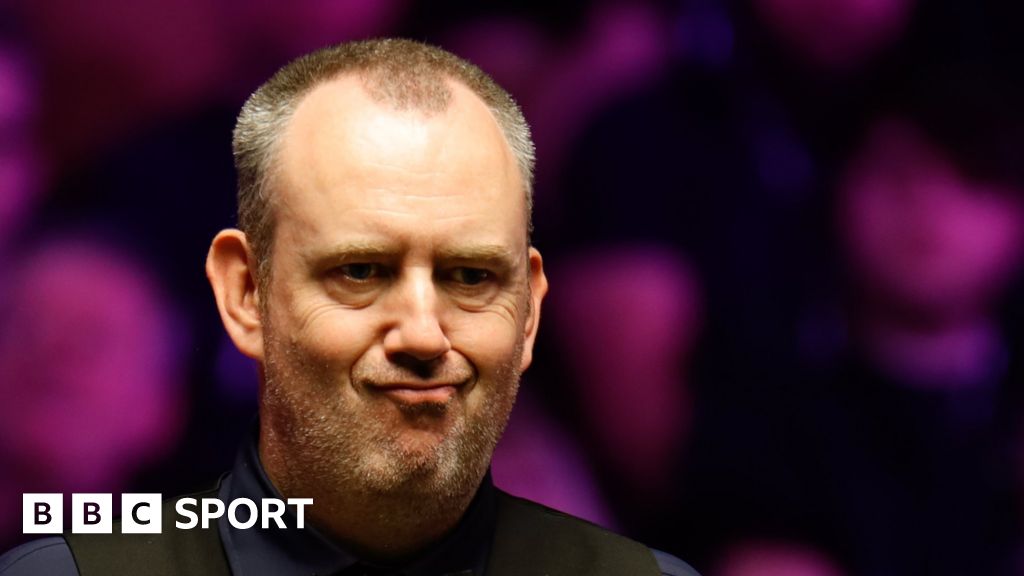 Tour Championship: Mark Williams delivers vintage display to beat Ronnie O'Sullivan 10-5 in final