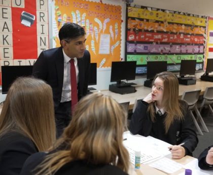 Rishi Sunak joins students for lesson on dangers of vaping