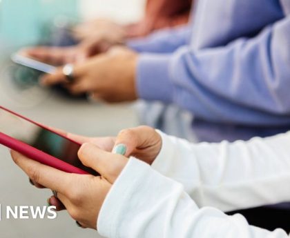 Schools given new guidance on stopping phone use